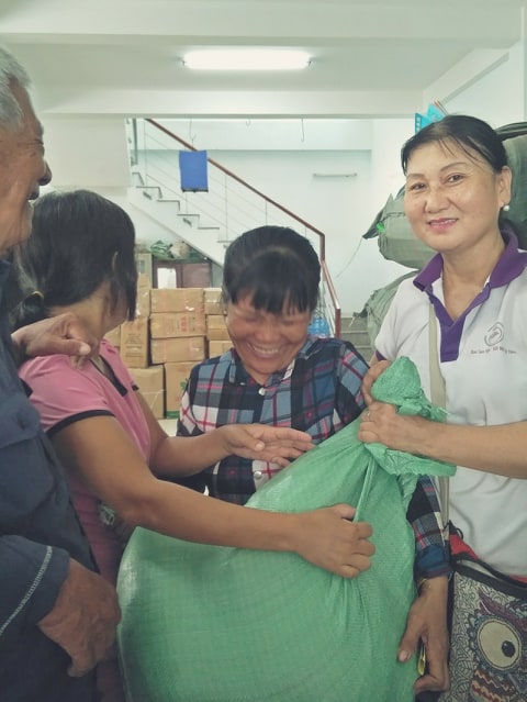 HOA SEN VIỆT PHÁT QUÀ TỪ THIỆN CHO NGƯỜI MÙ TẠI CHỢ MỚI-TÂN LẬP-KHÁNH HÒA 15 THANG 7,2019
