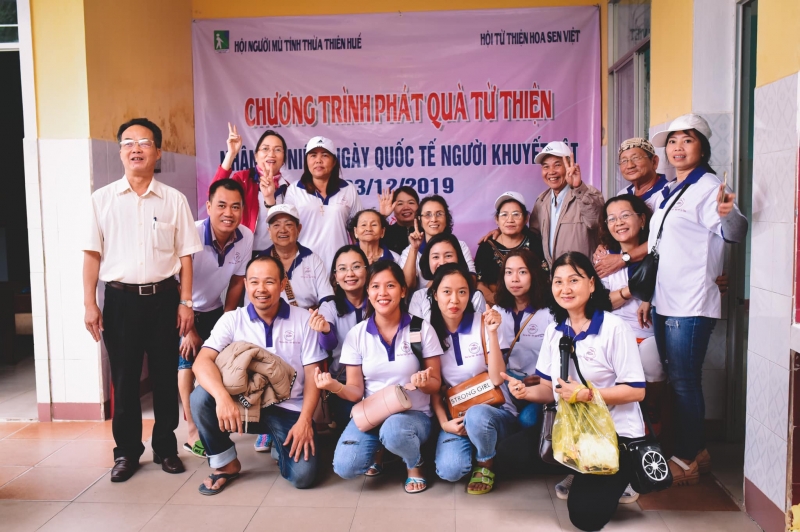 Hoa Sen Việt tặng quà cho 200 người mù, khiếm thị, khuyết tật tại Huế ngày 2 tháng 12, 2019