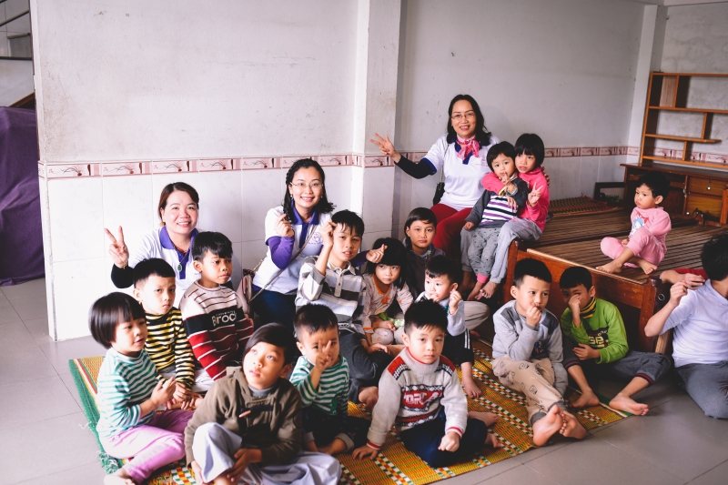 Hoa Sen Việt tặng quà cho các em bé mồ côi tại nhà nuôi dạy trẻ mổ côi Ưu Đàm – Huế ngày 7 tháng 12,2019