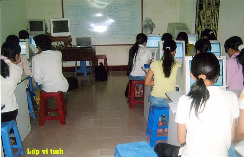 Hoa Sen Việt tặng quà cho người nghèo, tật nguyền tại trường dạy nghề từ thiện Tây Linh – Huế ngày 7 tháng 12,2019