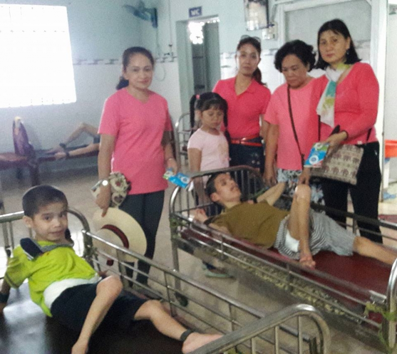 [2017.09.24] Hoa Sen Việt từ thiện tặng quà cho các em bé bị bệnh bại não & người già yếu bại liệt tại Đồng Nai