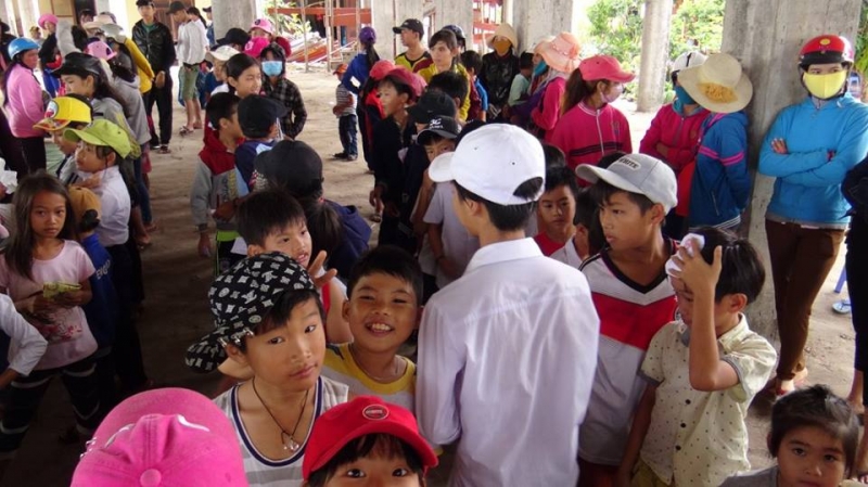 [2017.02.26] Từ Thiện tặng quà cho các em bé mồ côi, người mù, tàn tật và học sinh nghèo hiếu học tại Hàm Tân, Bình Thuận